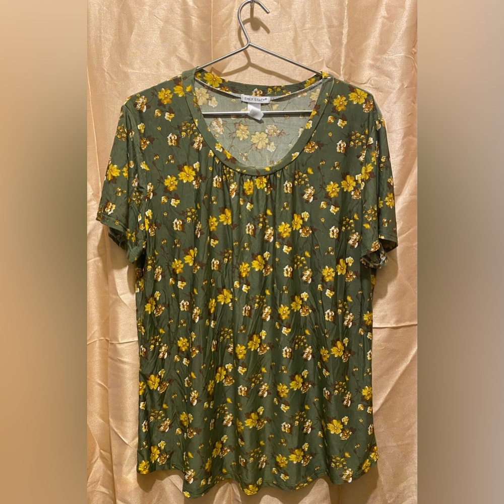 Stretchy short sleeve shirt with florals on it and it’s green with size 3X